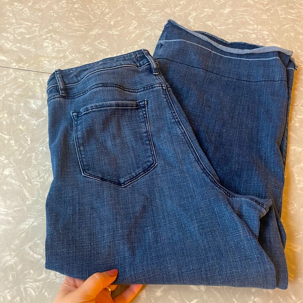 Great condition Ann Taylor LOFT wide leg high waisted vintage-inspired jeans
